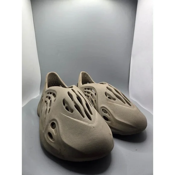Adidas Yeezy Foam RNNR Sand Men's Size 10 GW3354 Slip-On Casual Shoes - Picture 1 of 9